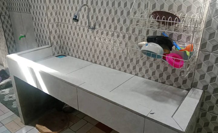 Contoh Tempat Cuci Piring dari Keramik Simpel