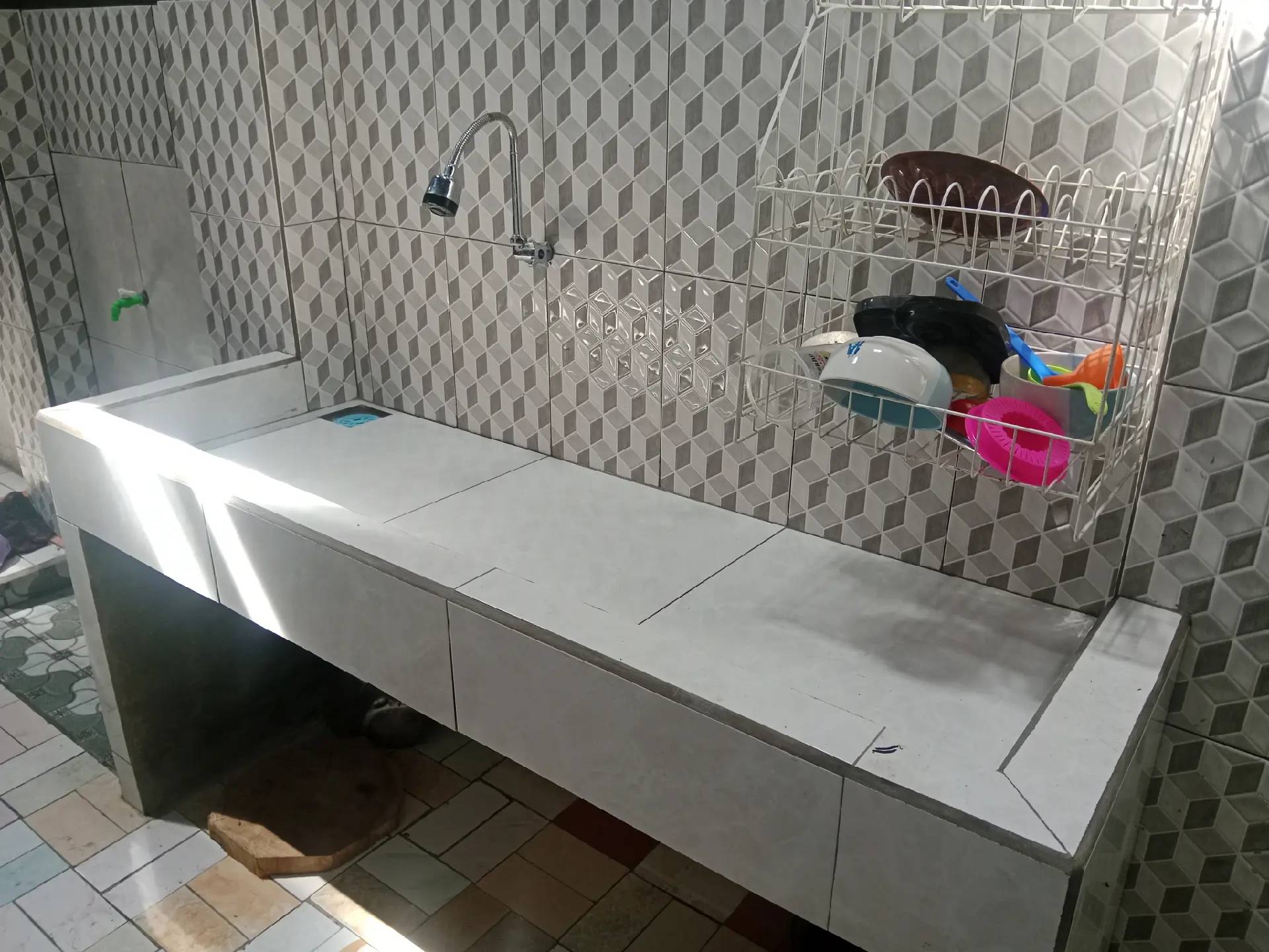 Contoh Tempat Cuci Piring dari Keramik Simpel Contoh Tempat Cuci Piring dari Keramik Simpel