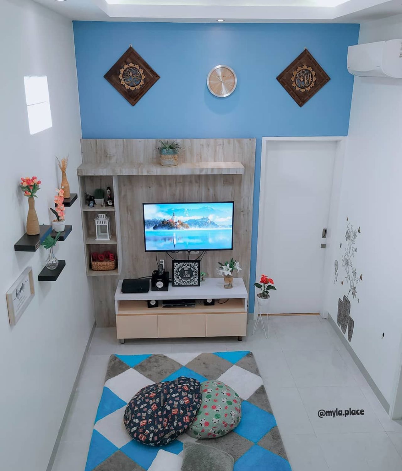 warna cat ruang tv yang bagus biru