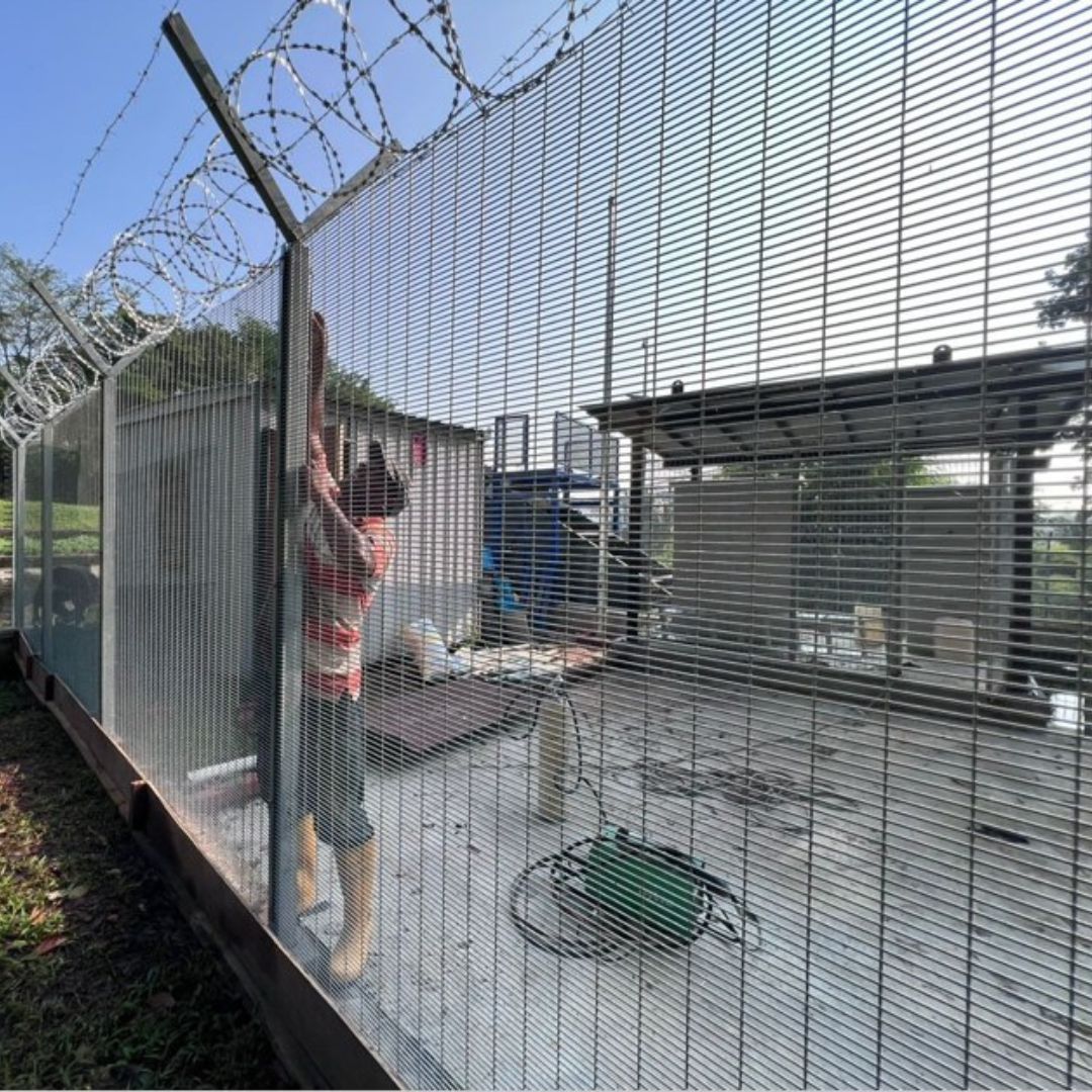 4. Pagar Anti Maling dengan Kawat Berduri