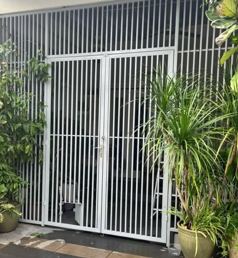 5. Desain Pagar Anti Maling yang Menutupi Bagian Rumah Sampai Atas