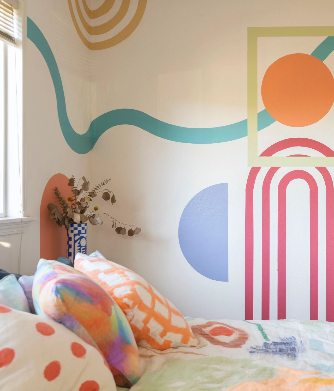 desain cat kamar abstrak gaya memphis