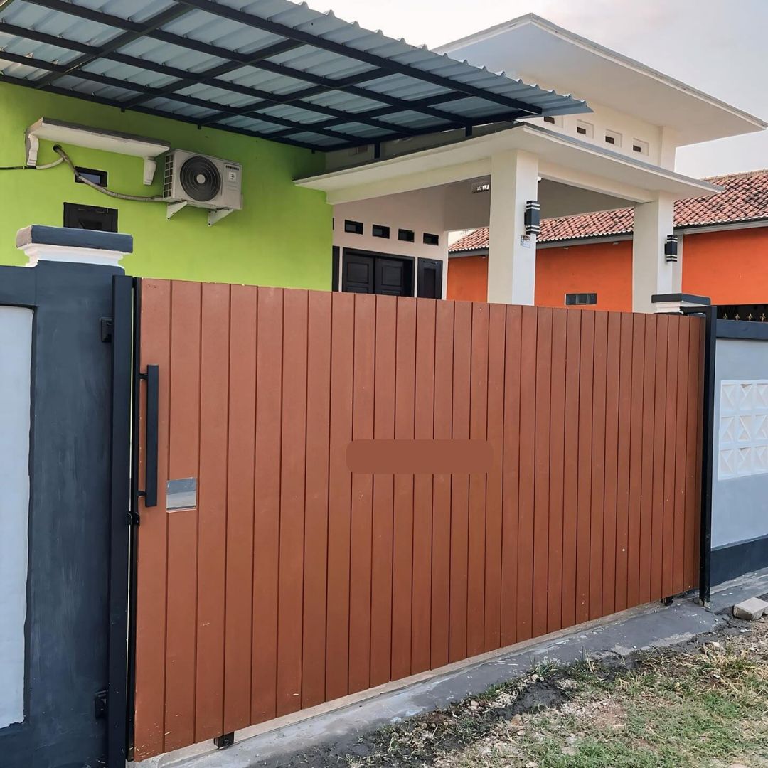 1. Desain Pagar Conwood Minimalis Warna Coklat Tua