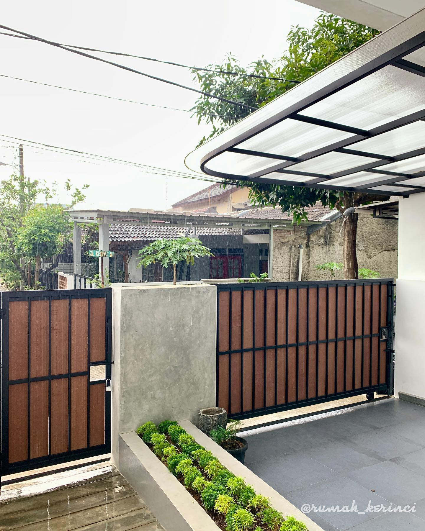 2. Desain Pagar Conwood Kombinasi Coklat Tua dan Hitam