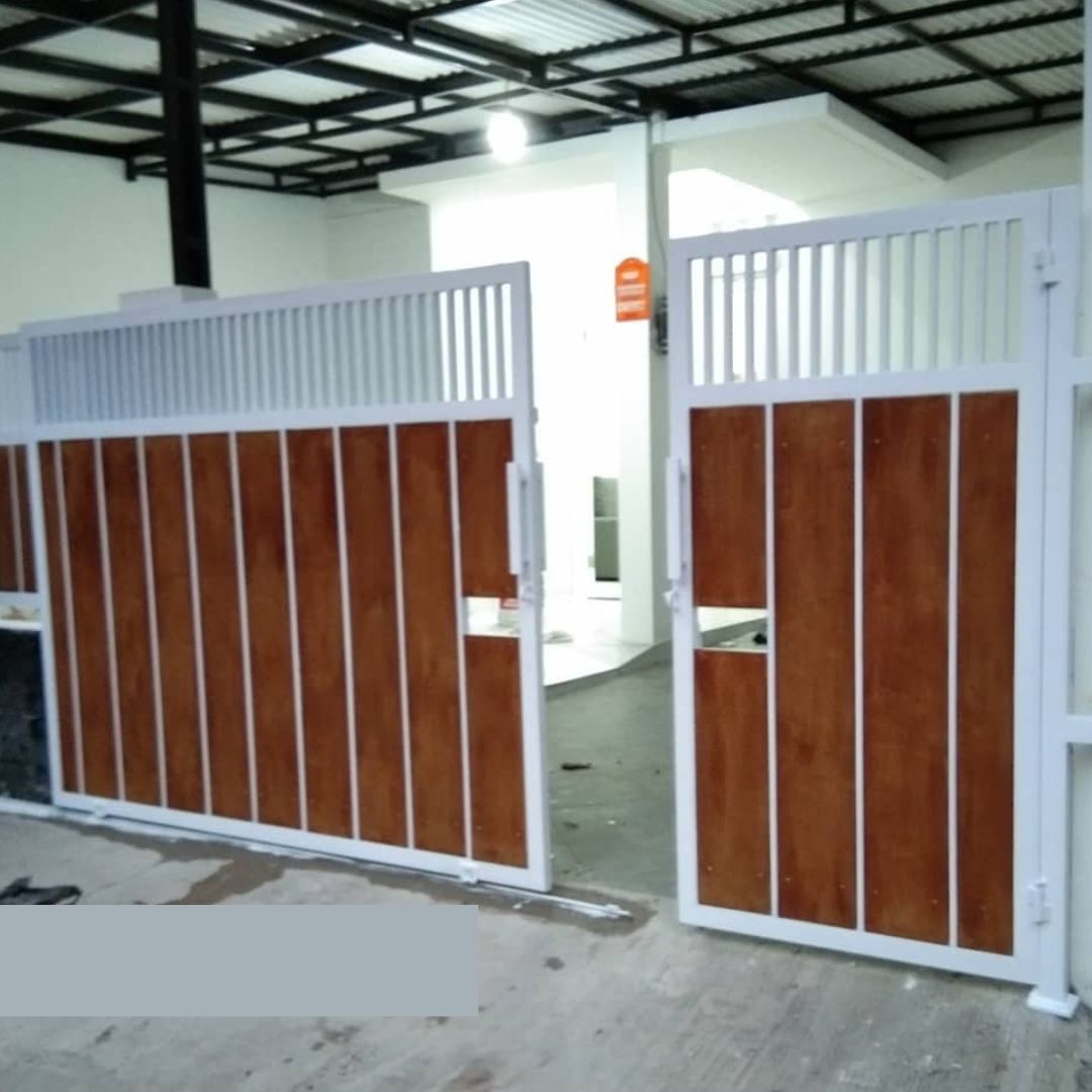 4. Desain Pagar Conwood dengan Jari-jari Besi Hollow