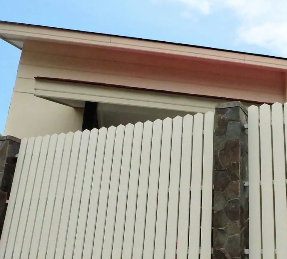 5. Desain Pagar Conwood Nuansa Krem dan Batu Alam