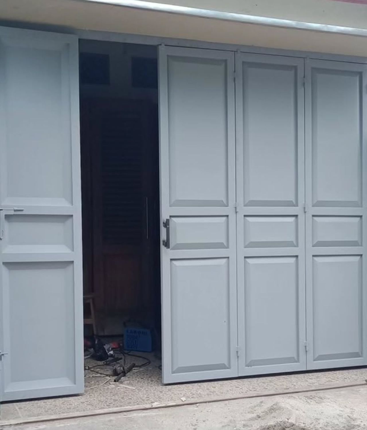 warna cat pintu garasi minimalis