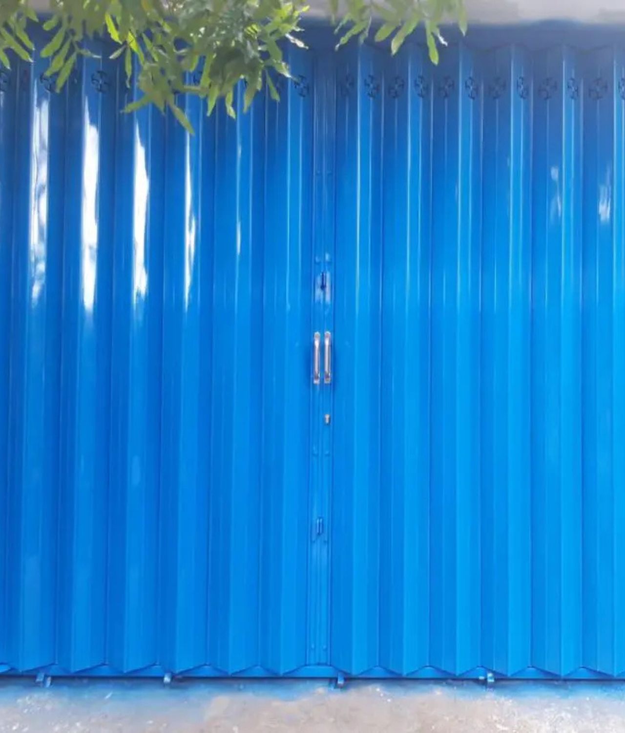 warna cat pintu garasi yang bagus biru