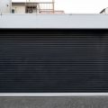5 Pilihan Warna Cat Pintu Garasi yang Bagus