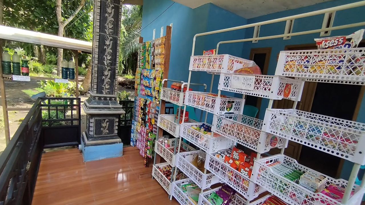 3. Desain Warung Teras Rumah dengan Rak Sederhana