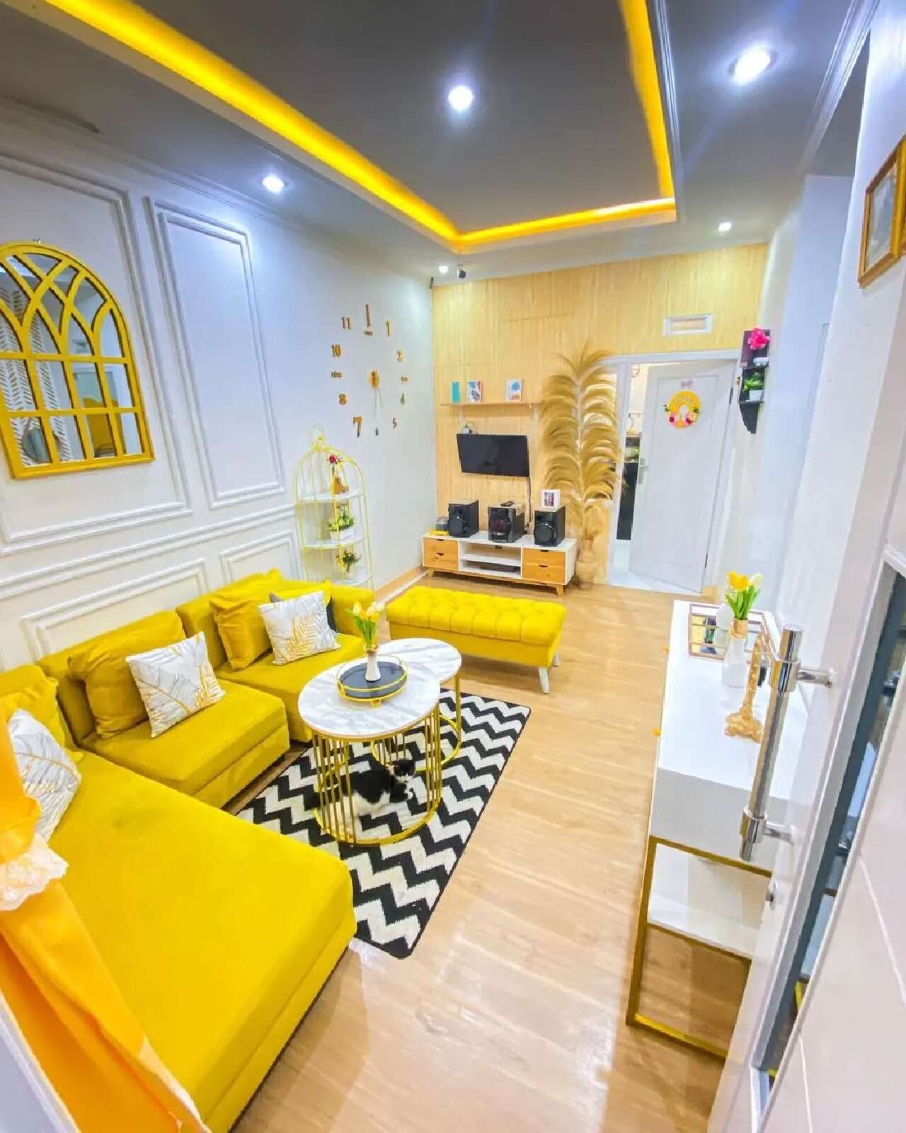 Perpaduan Ruang Tamu Warna Kuning Gading