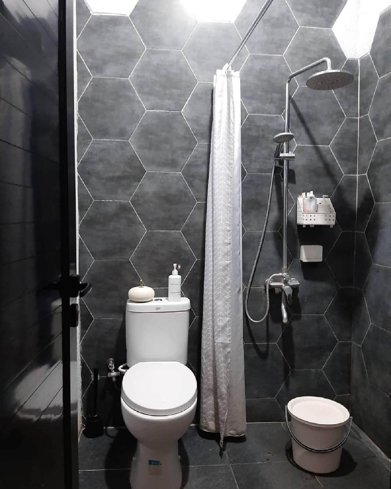 Model Keramik Kamar Mandi Warna Abu Abu Gelap