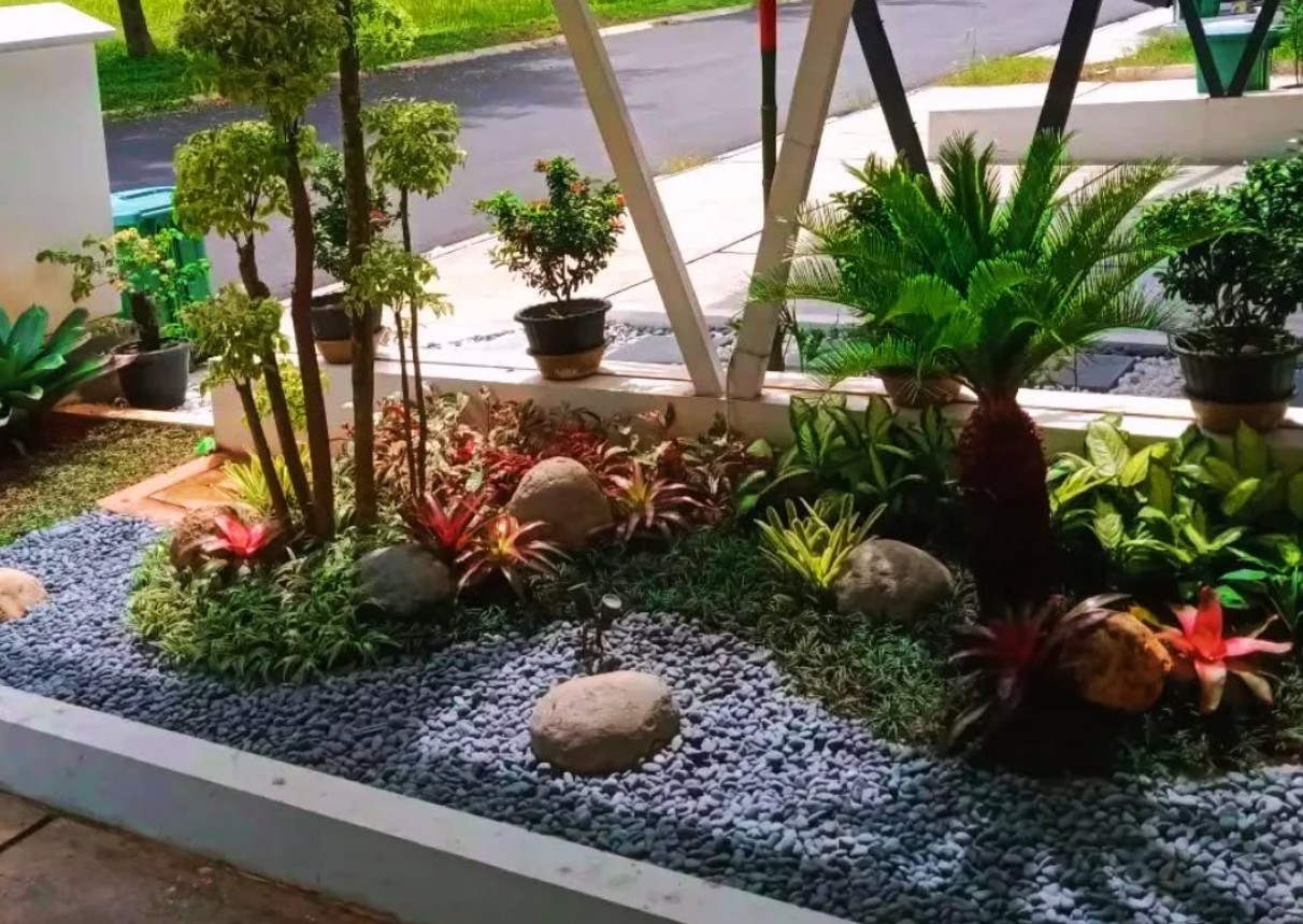 3. Taman Kecil Depan Rumah Ukuran 4 x 1,5 M