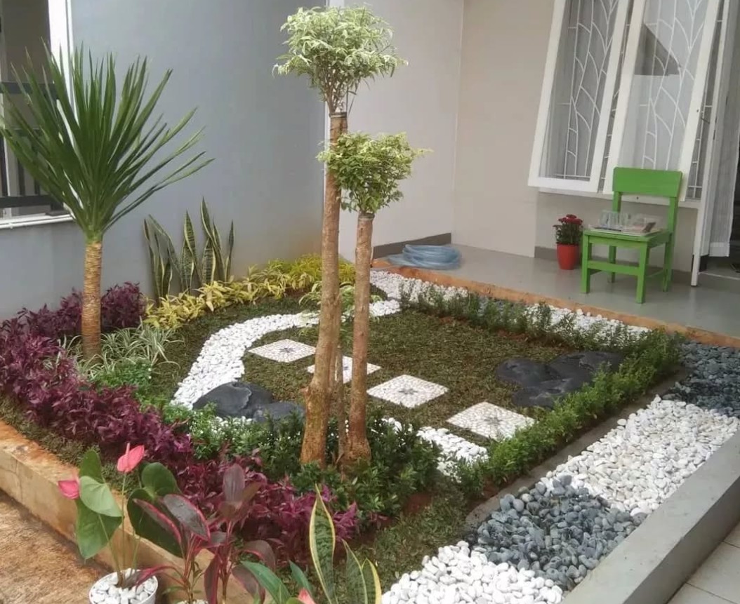 4. Taman Kecil Depan Rumah Kombinasi Rumput, Kerikil, dan Tanaman Hias