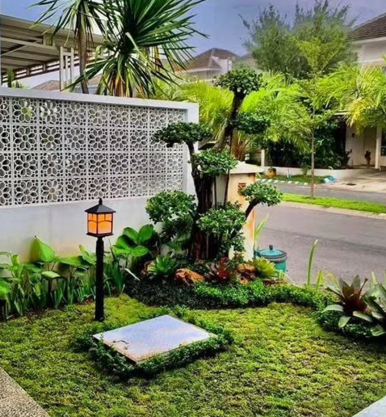 5. Taman Kecil Depan Rumah dengan Hiasan Lampu
