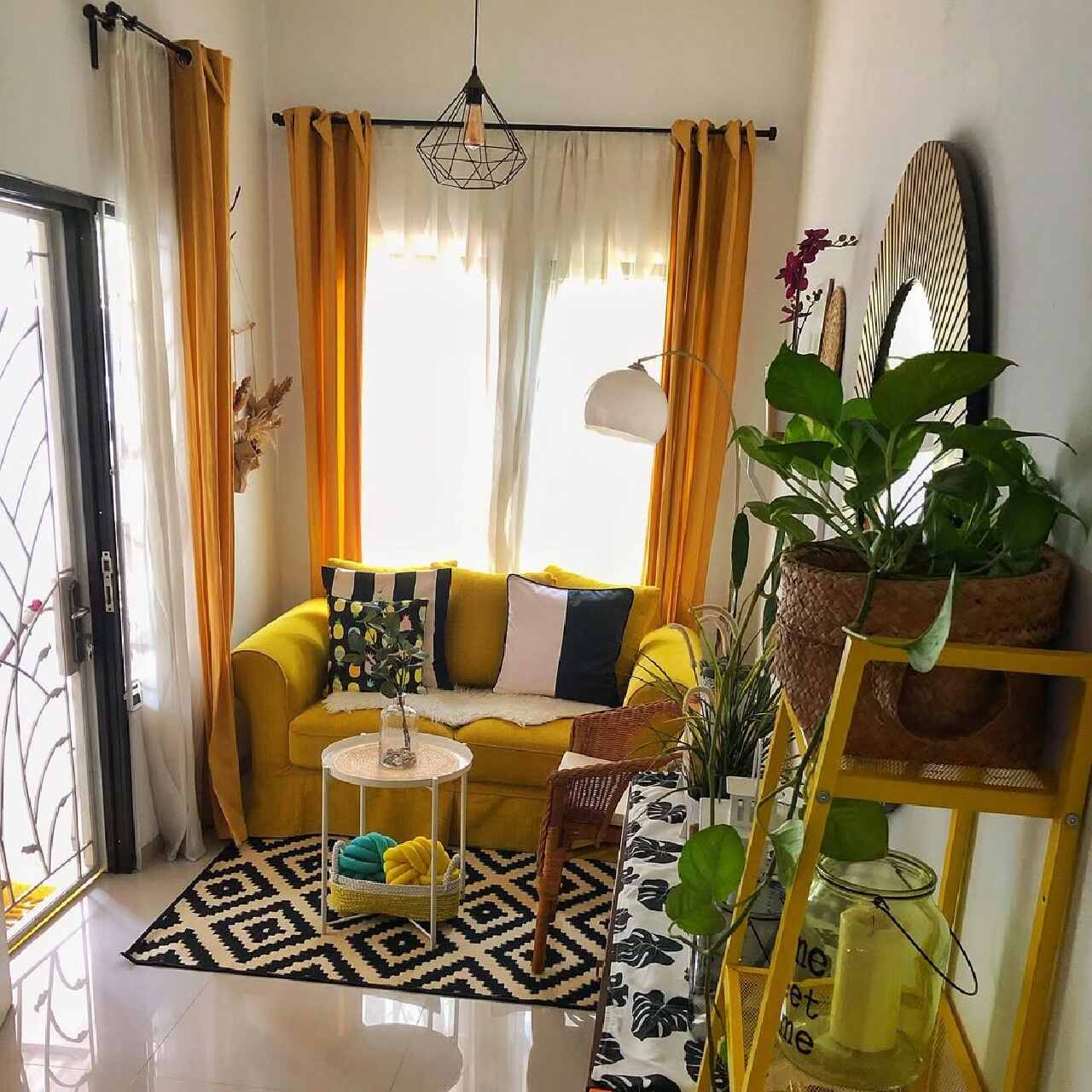 Desain Ruang Tamu Kecil 2x2 Serba Kuning