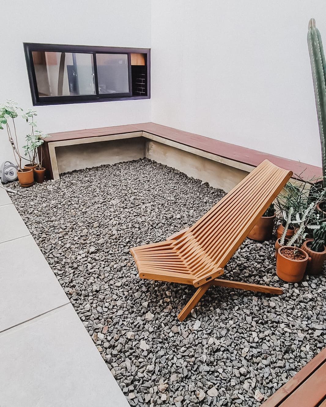 2. Taman Kering Depan Rumah sebagai Tempat Bersantai