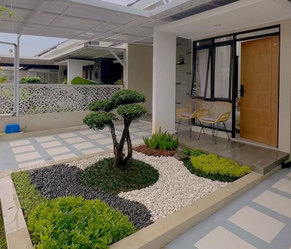 4. Taman Kering Depan Rumah Perpaduan Kerikil Putih dan Bonsai
