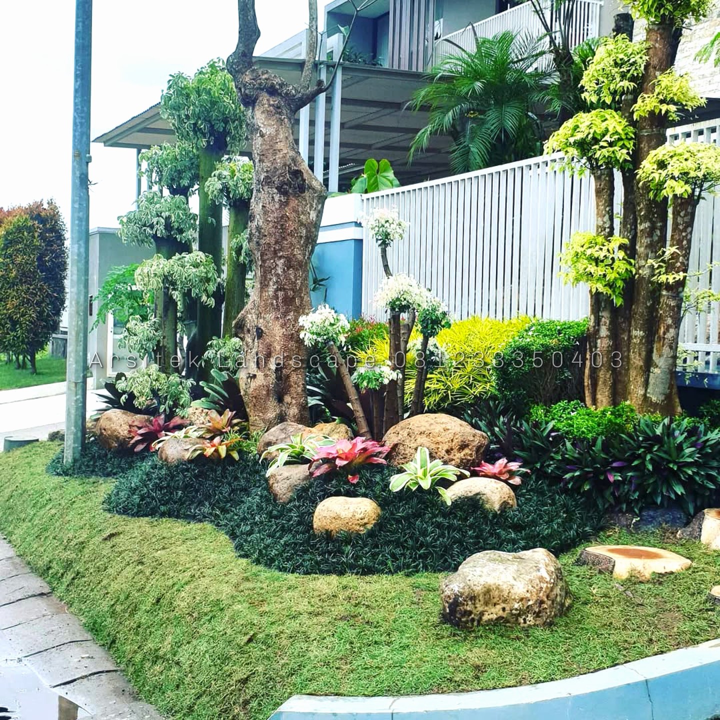 5. Taman Kering Depan Rumah di Area Luar