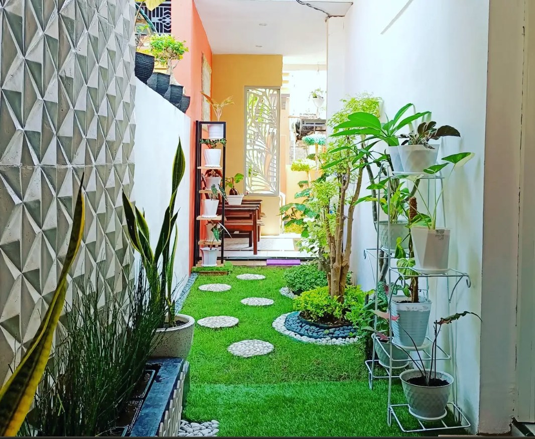 5. Desain Taman Samping Rumah dengan Rumput Sintetis