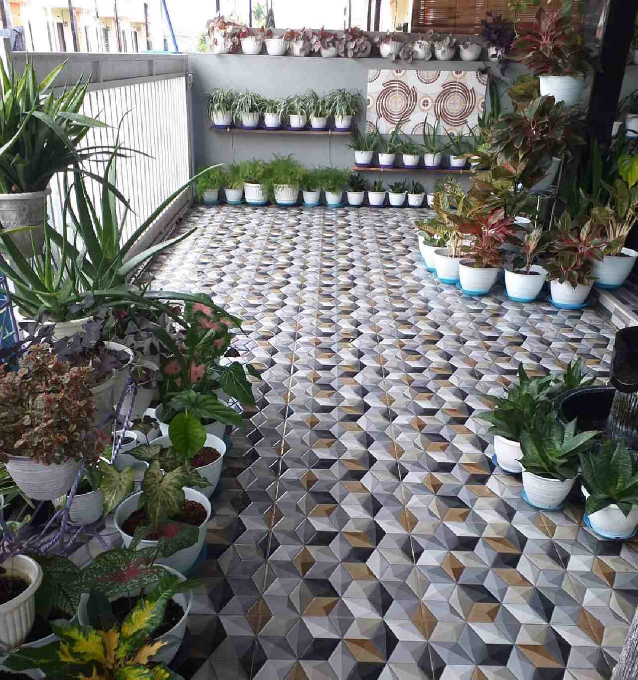 Warna Keramik Lantai Abu-abu Coklat Motif Geometris