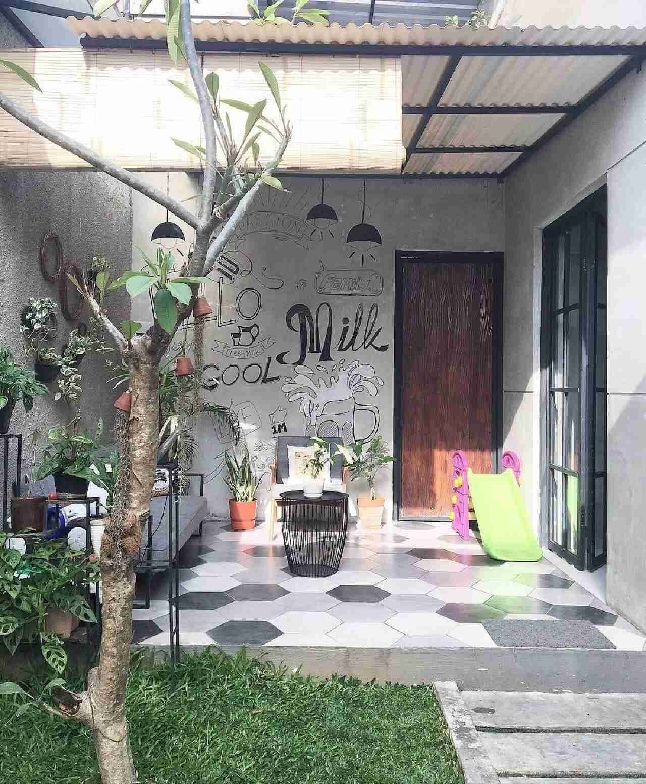 Ruang Tamu Terbuka di Belakang Rumah