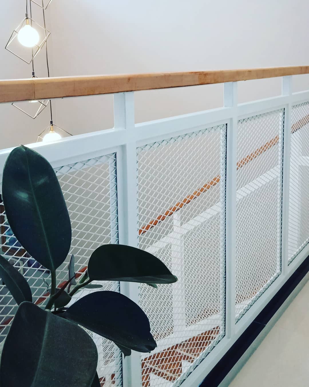 2. Desain Pagar Kawat Harmonika untuk Bagian Dalam Rumah