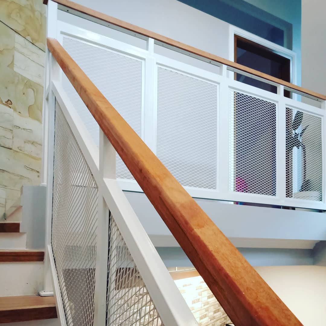 4. Desain Pagar Kawat Harmonika untuk Pembatas Tangga