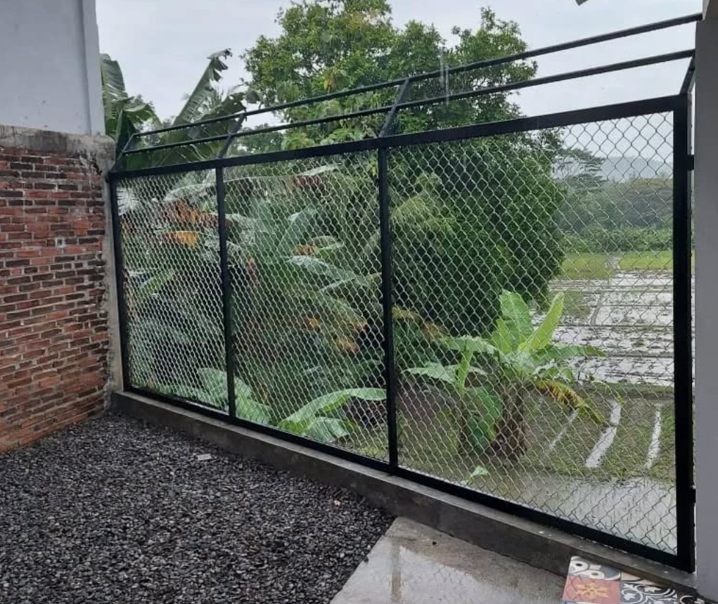 5. Desain Pagar Kawat Harmonika untuk Halaman Belakang