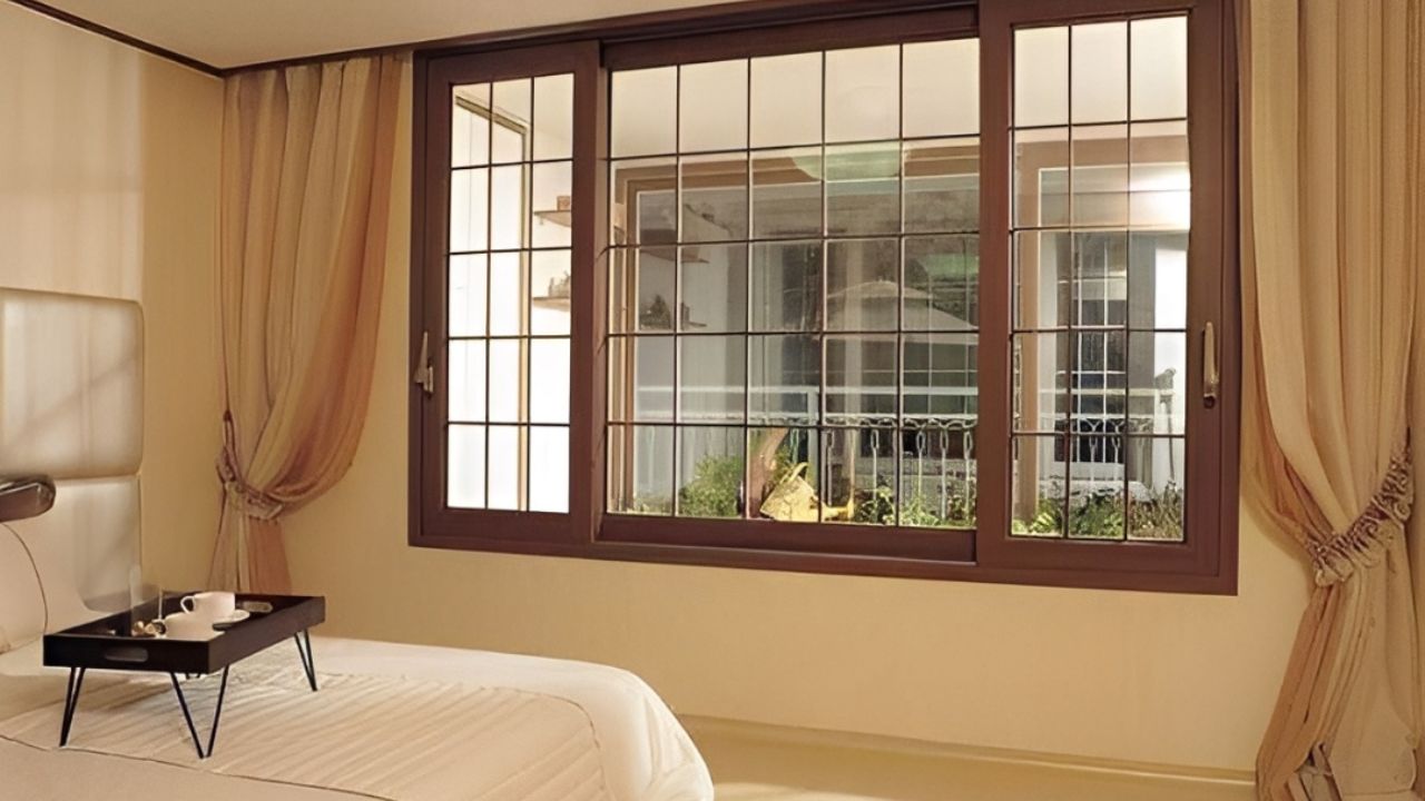 Desain Jendela Kayu Klasik Kamar Tidur