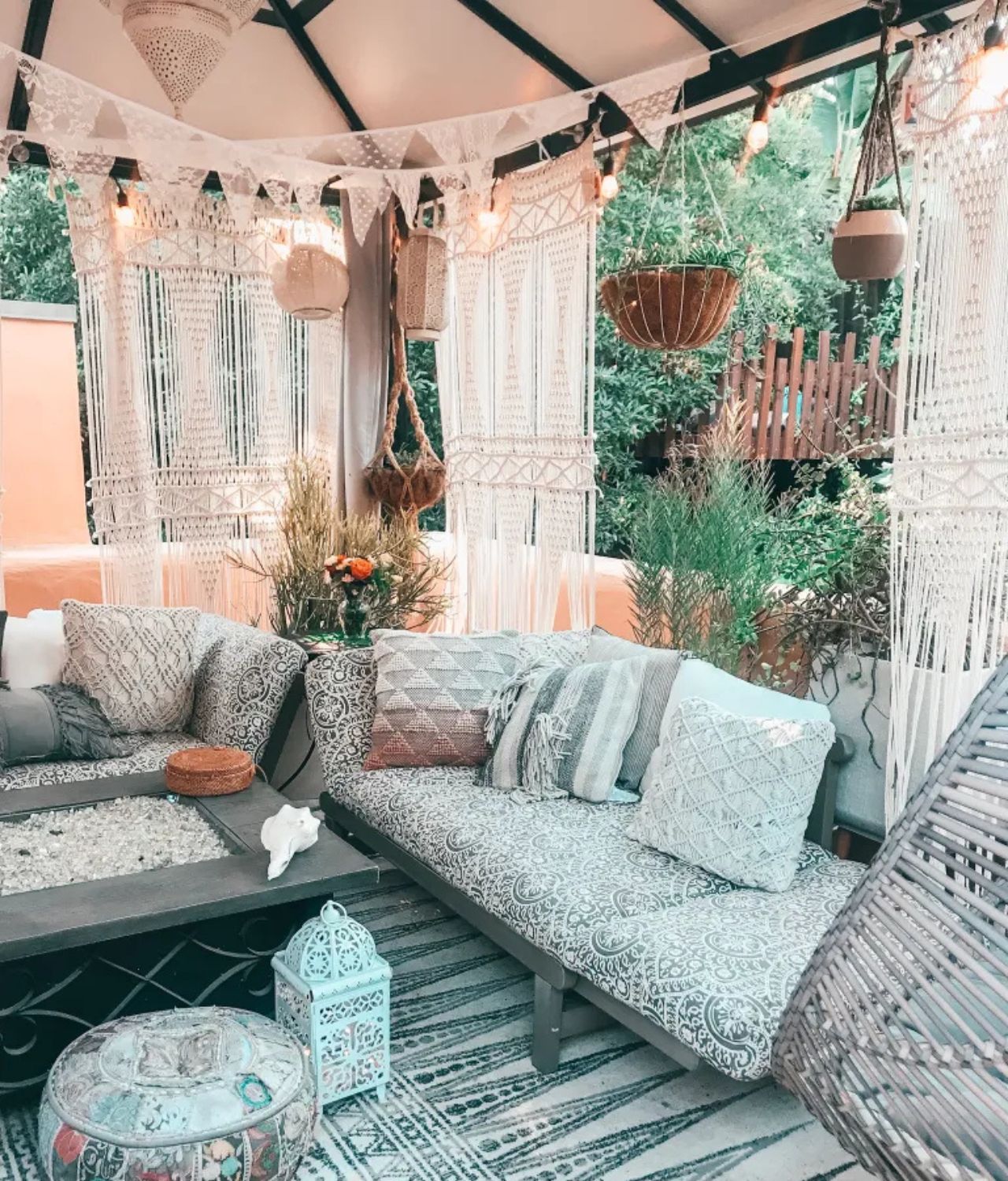 desain ruang tamu outdoor boho