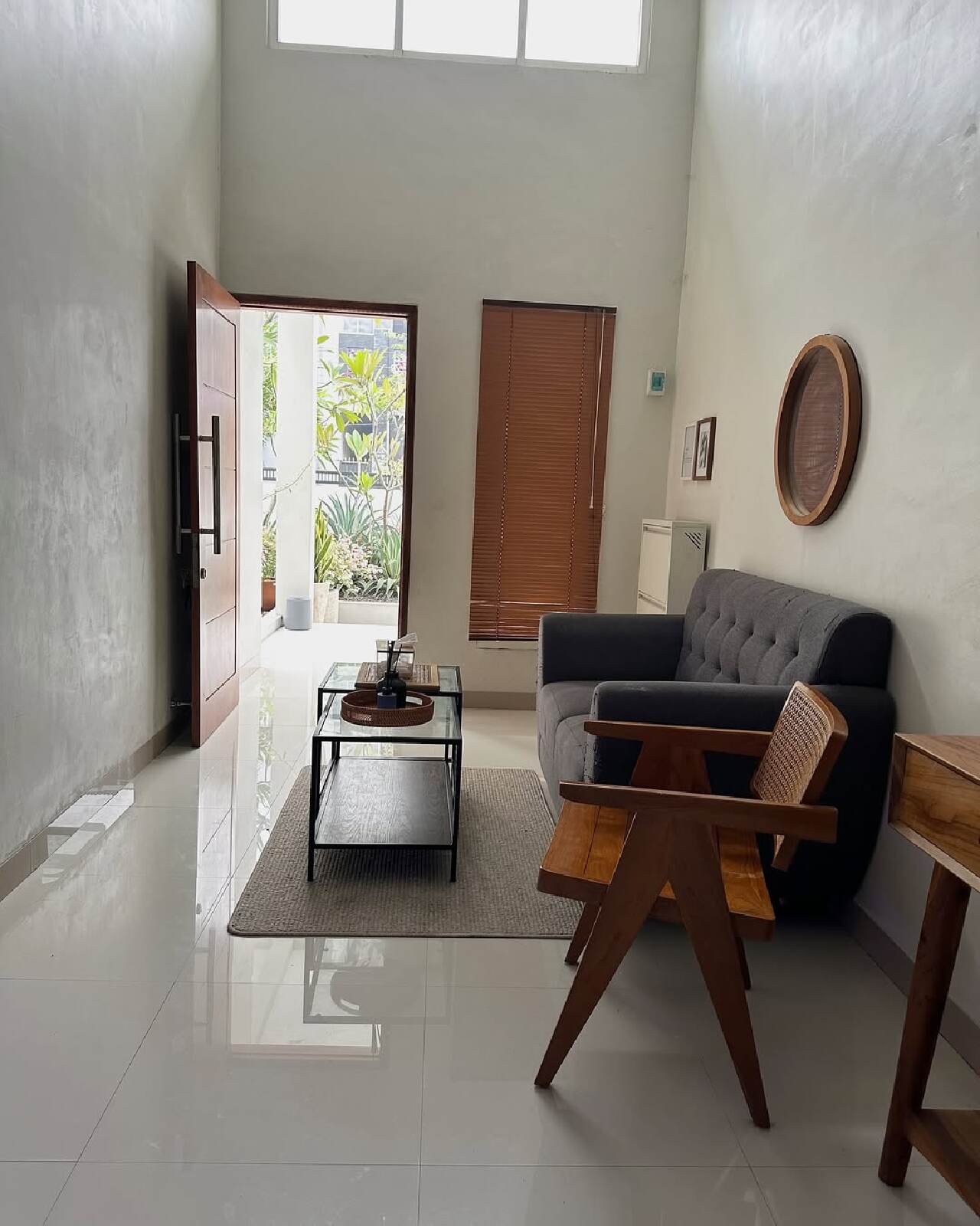 desain ruang tamu ukuran 4x4 pintu samping