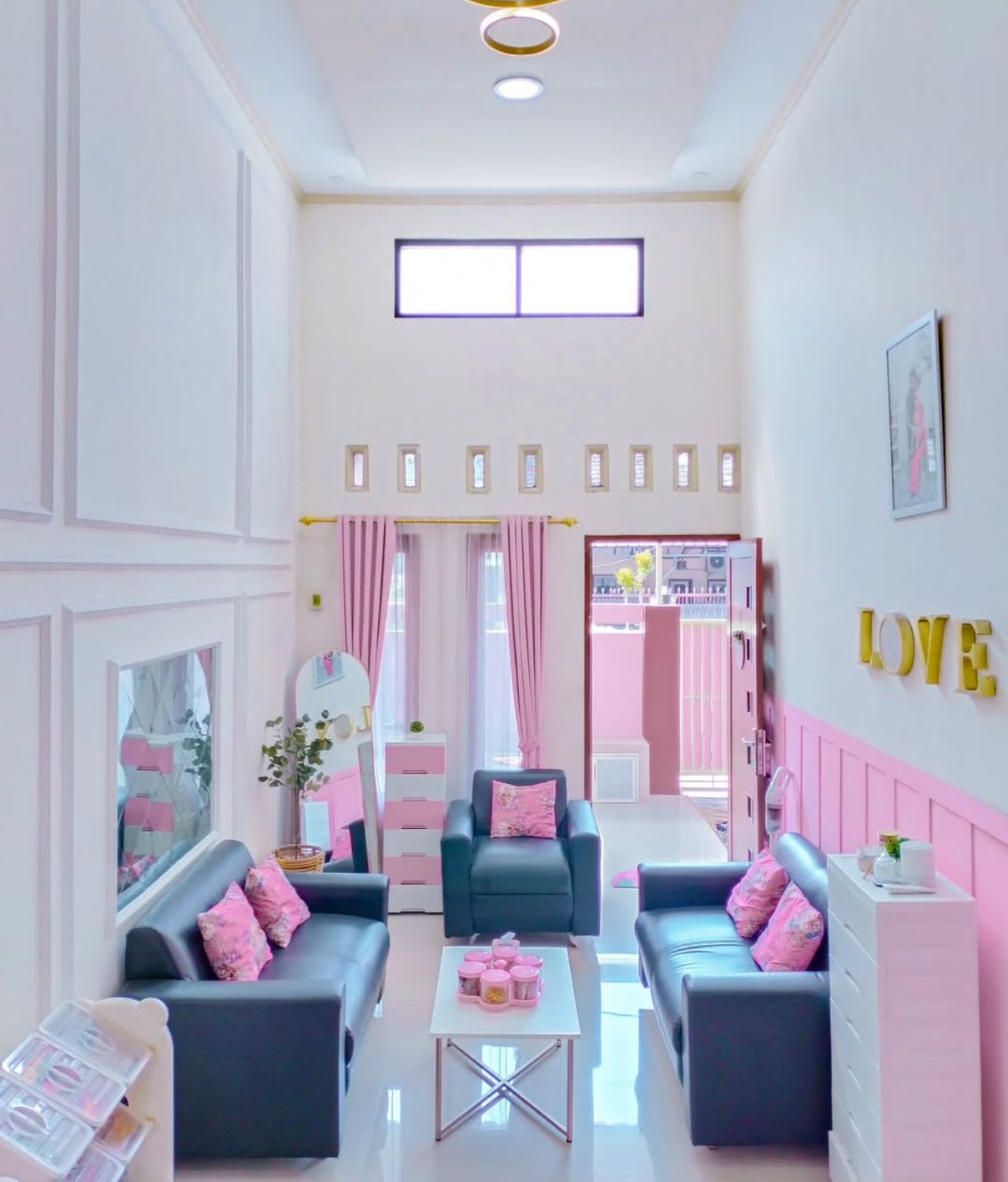 desain ruang tamu ukuran 4x4 Nuansa Feminin