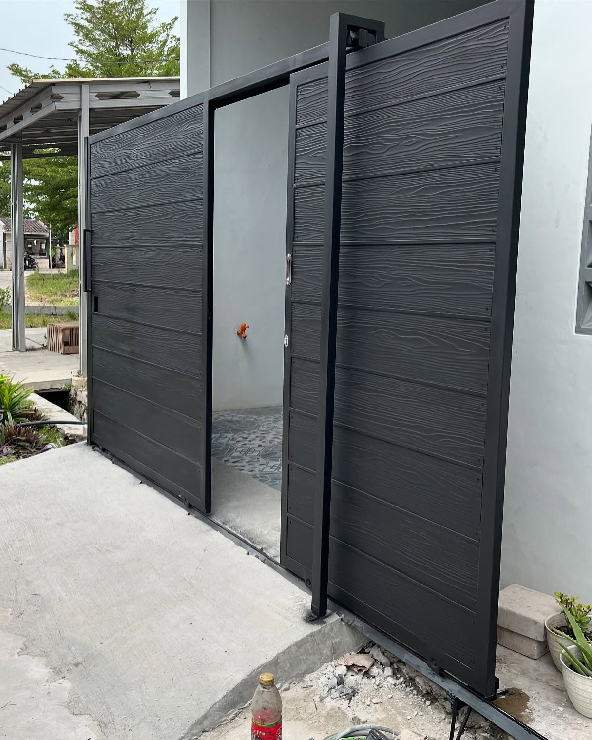 3. Desain Pagar Lisplang Berwarna Hitam