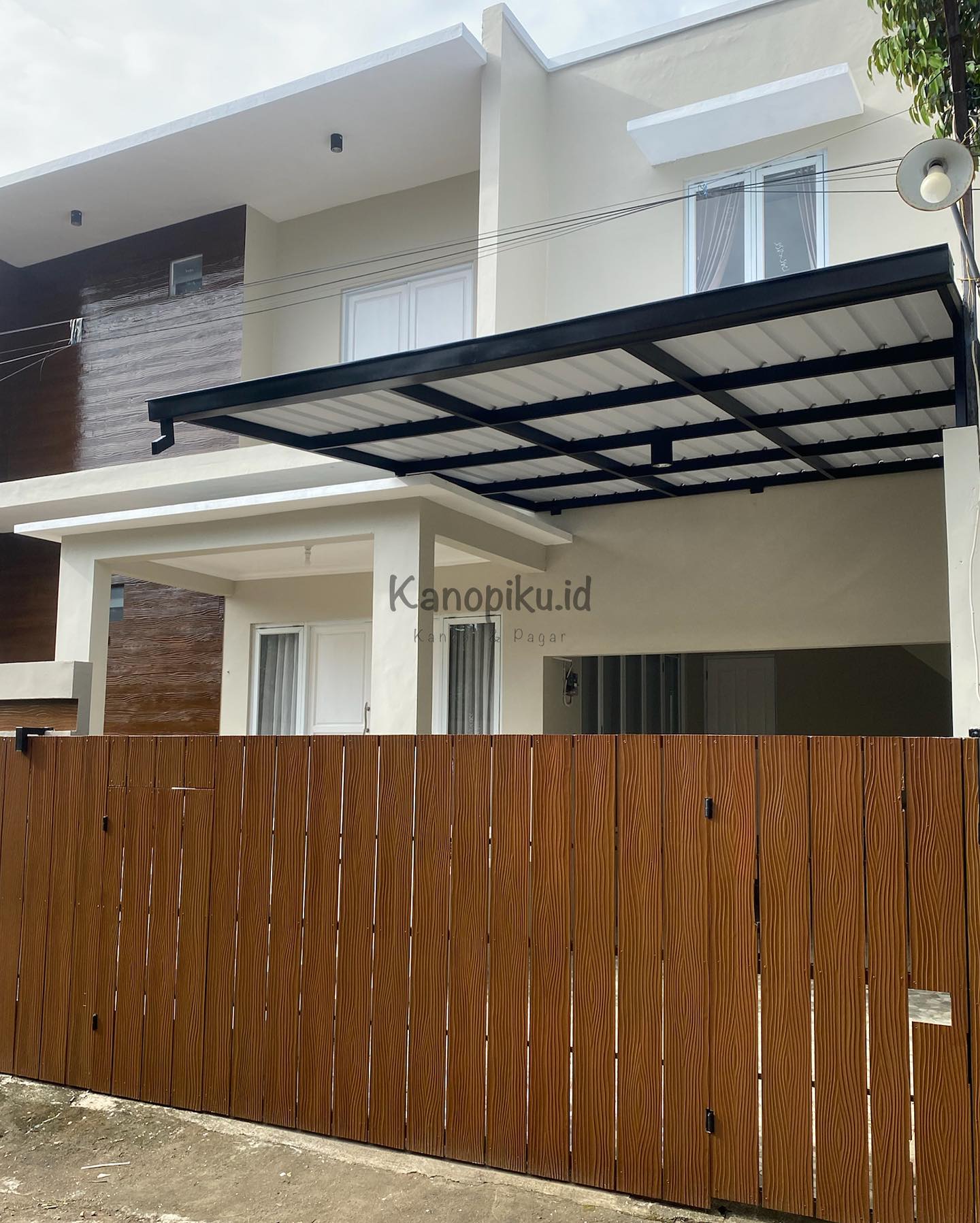 5. Desain Pagar Lisplang untuk Rumah Mewah