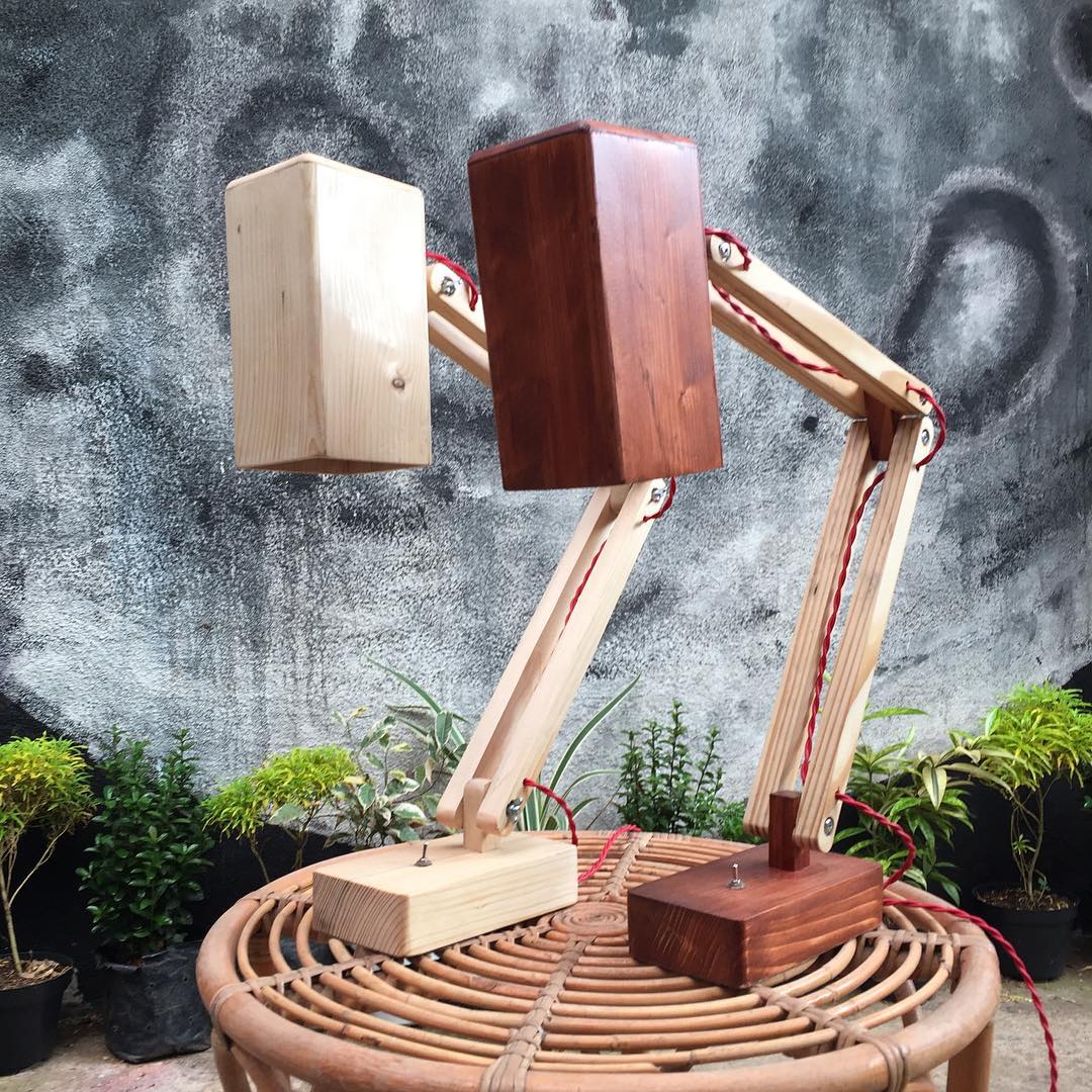 2. Desain Lampu Ruang Tamu Berbahan Kayu dengan Bentuk Sederhana