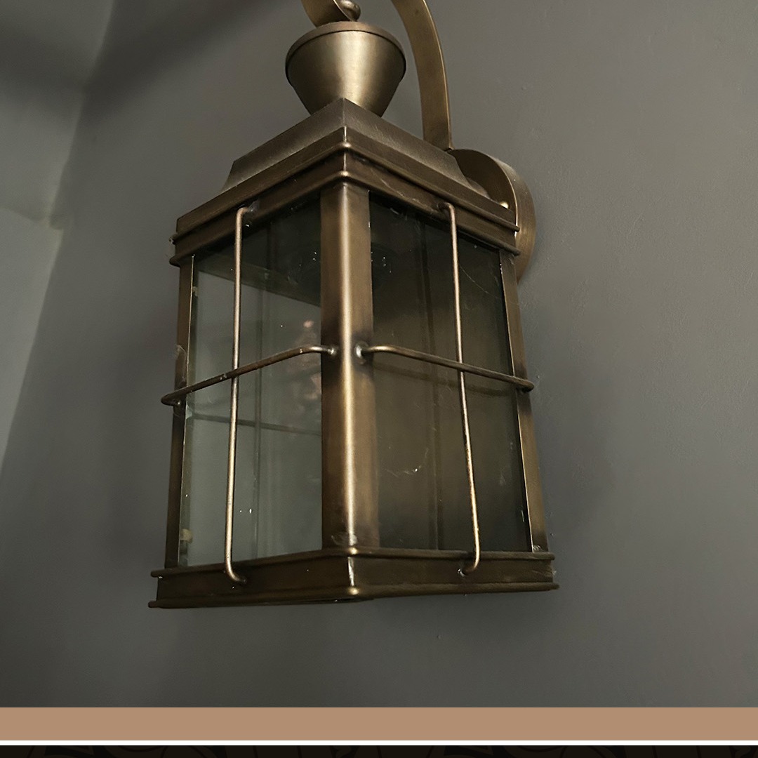 4. Desain Lampu Ruang Tamu dengan Material Tembaha dan Berbentuk Klasik