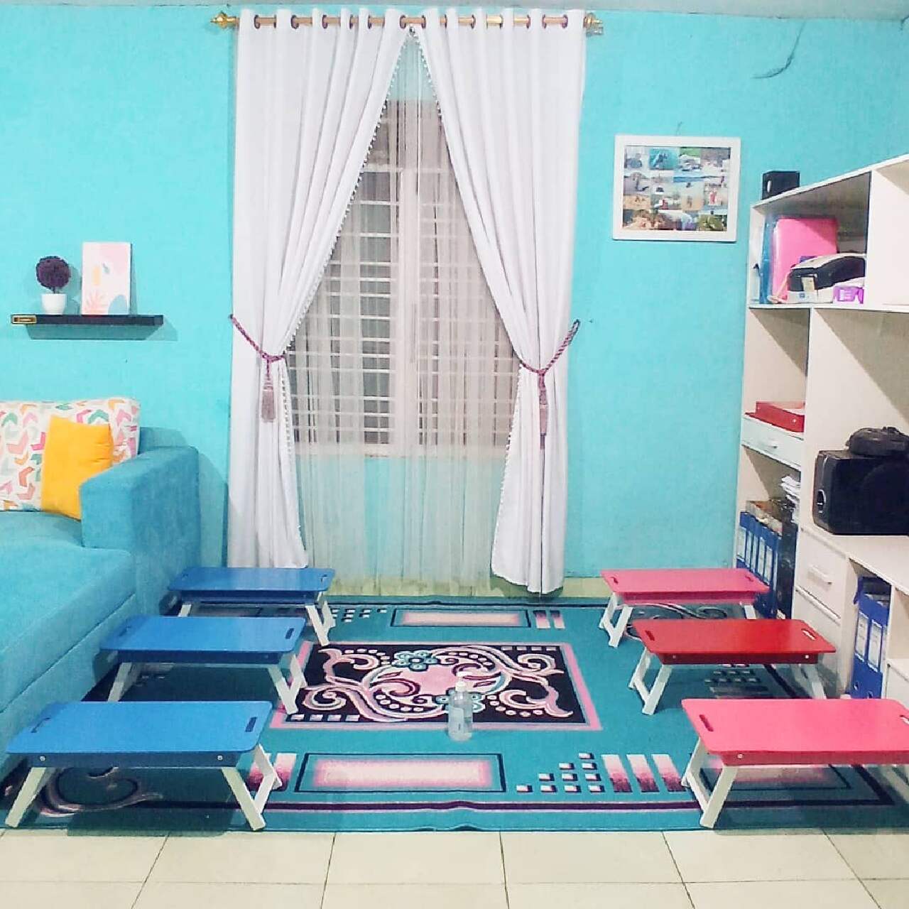ruang belajar lesehan nuansa biru