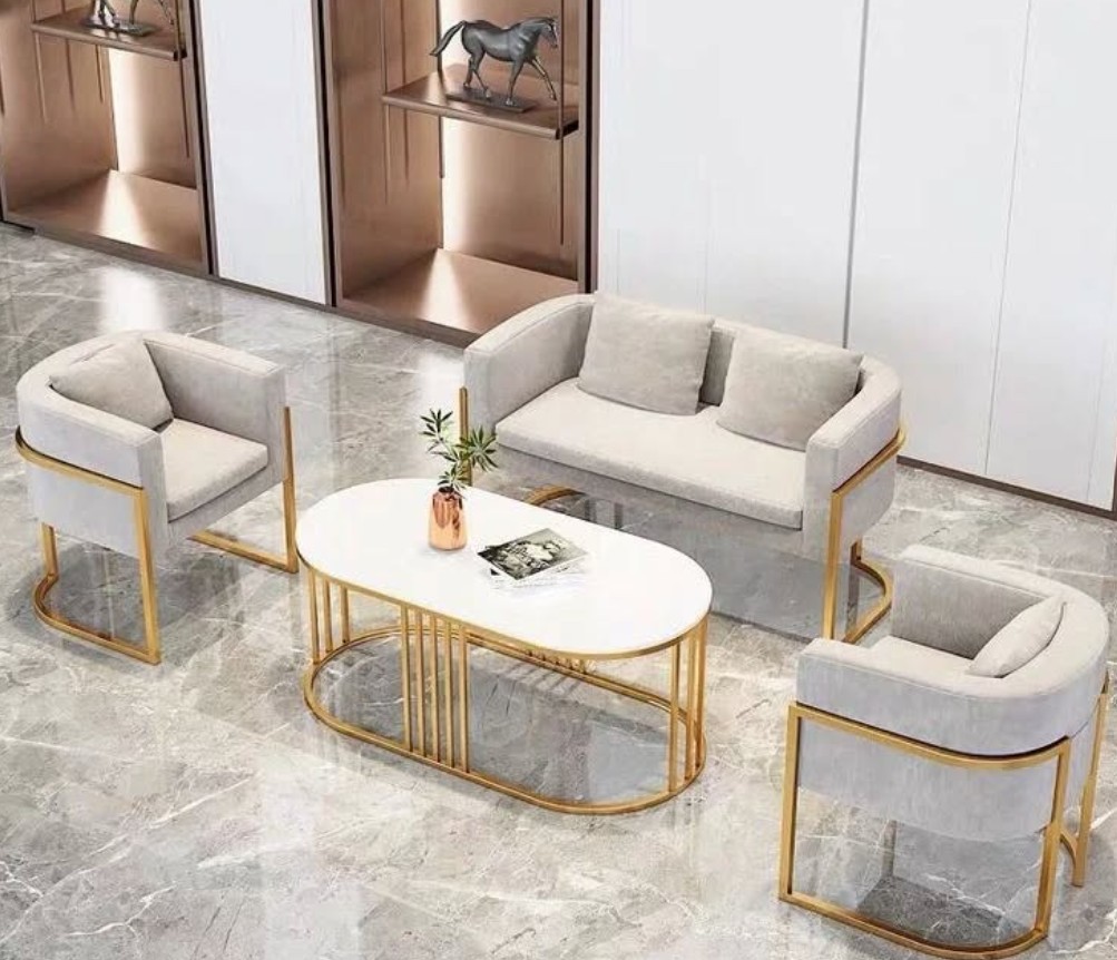 Kursi Ruang Tamu Minimalis dengan Aksen Emas