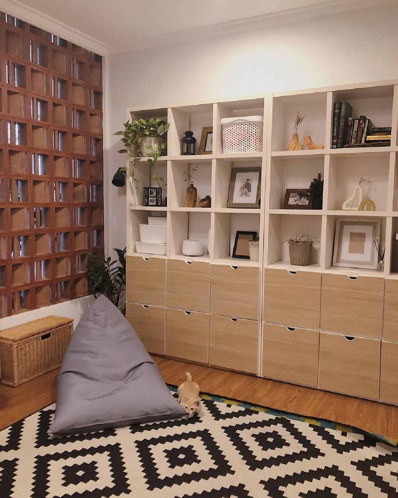 Desain Ruang Tamu Lesehan ala Korea dengan Bean Bag