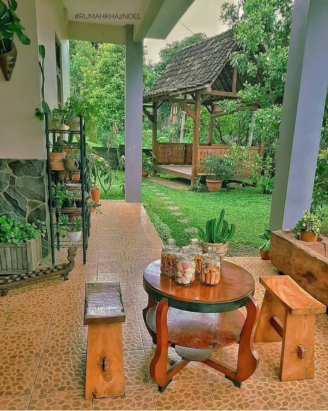 desain taman dengan gazebo tradisional