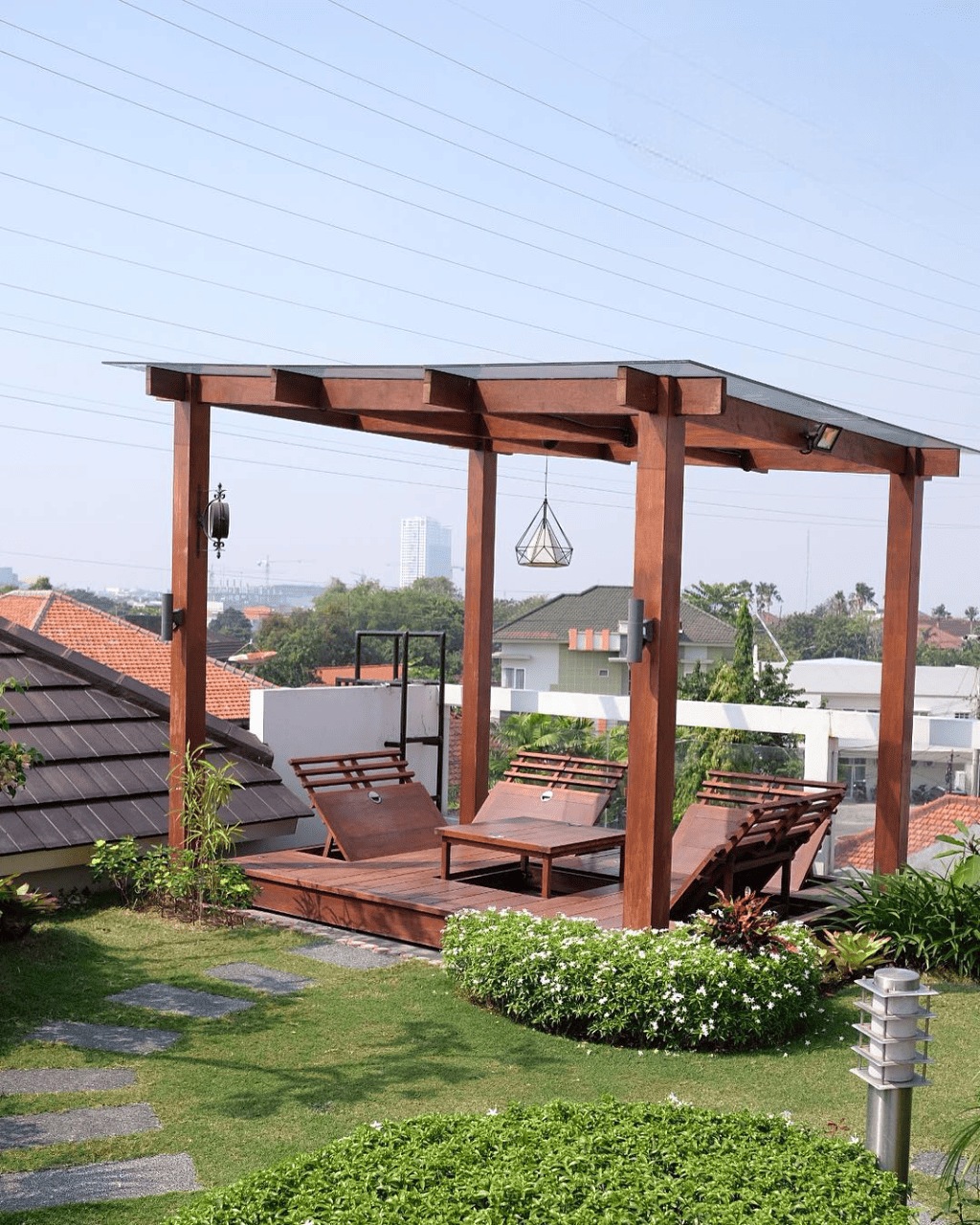 desain taman minimalis dengan gazebo di rooftop