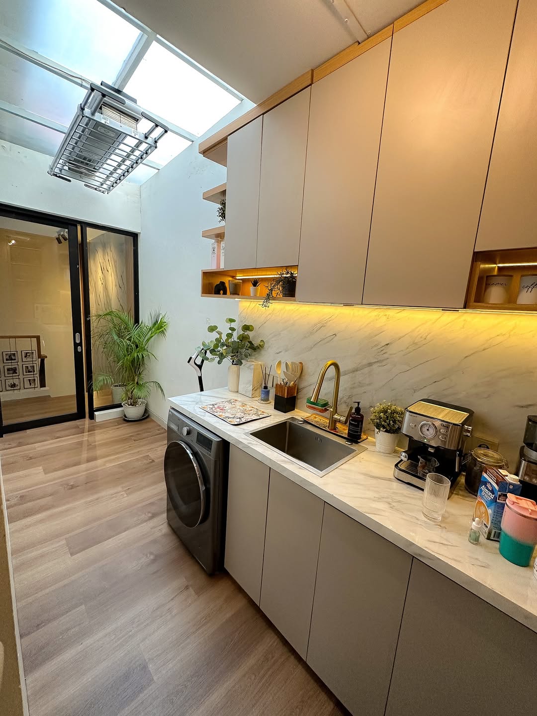 dapur dan ruang cuci menyatu dapur dan ruang cuci menyatu