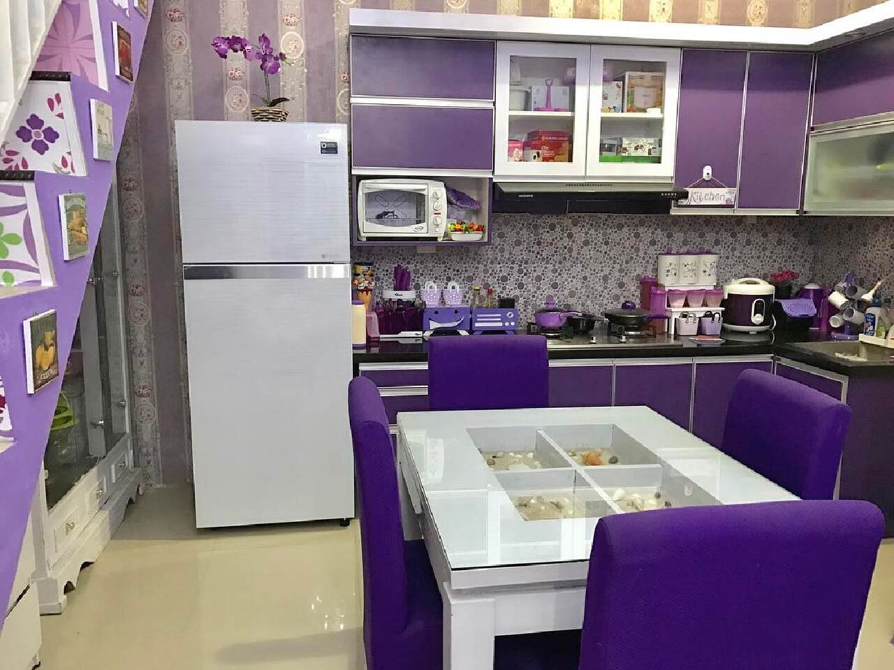 Desain Dapur Bawah Tangga warna ungu