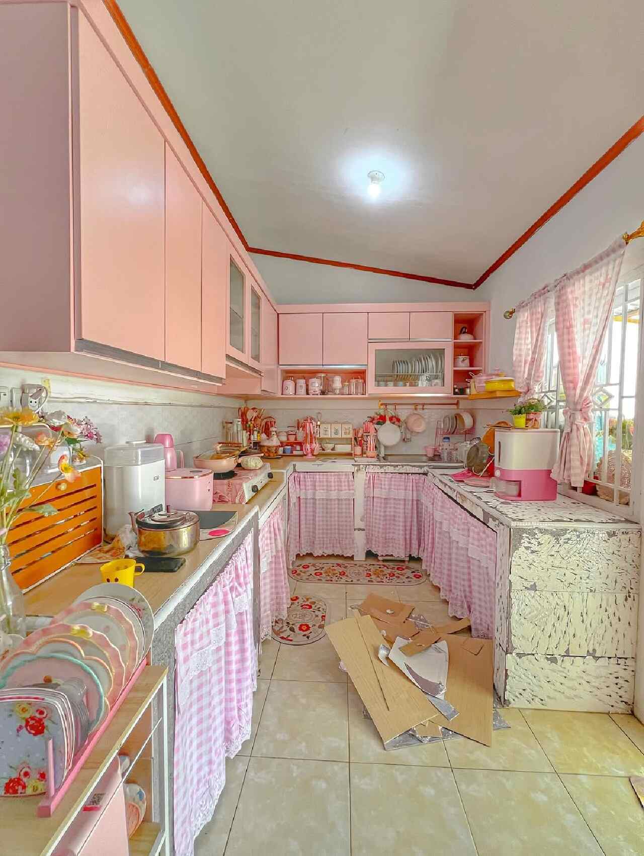 Rak Piring Lemari Dapur Serba Pink