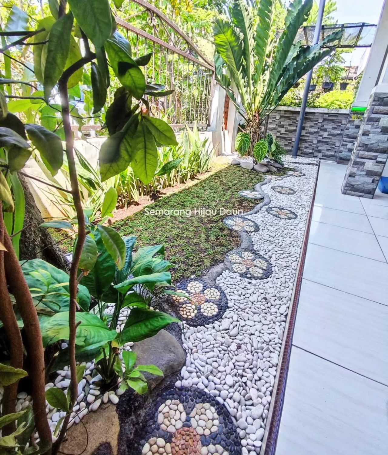 Model Taman Industrial Depan Rumah