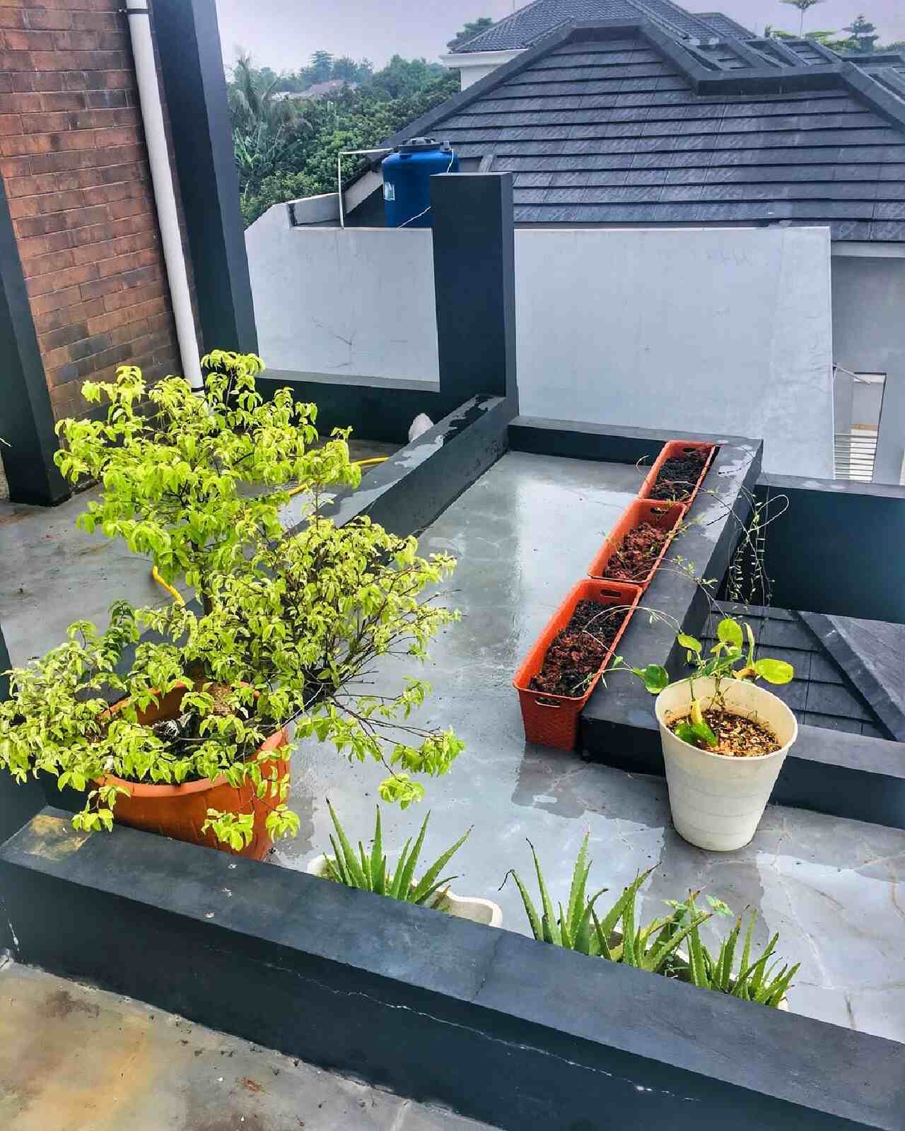 Desain Taman Industrial di Balkon