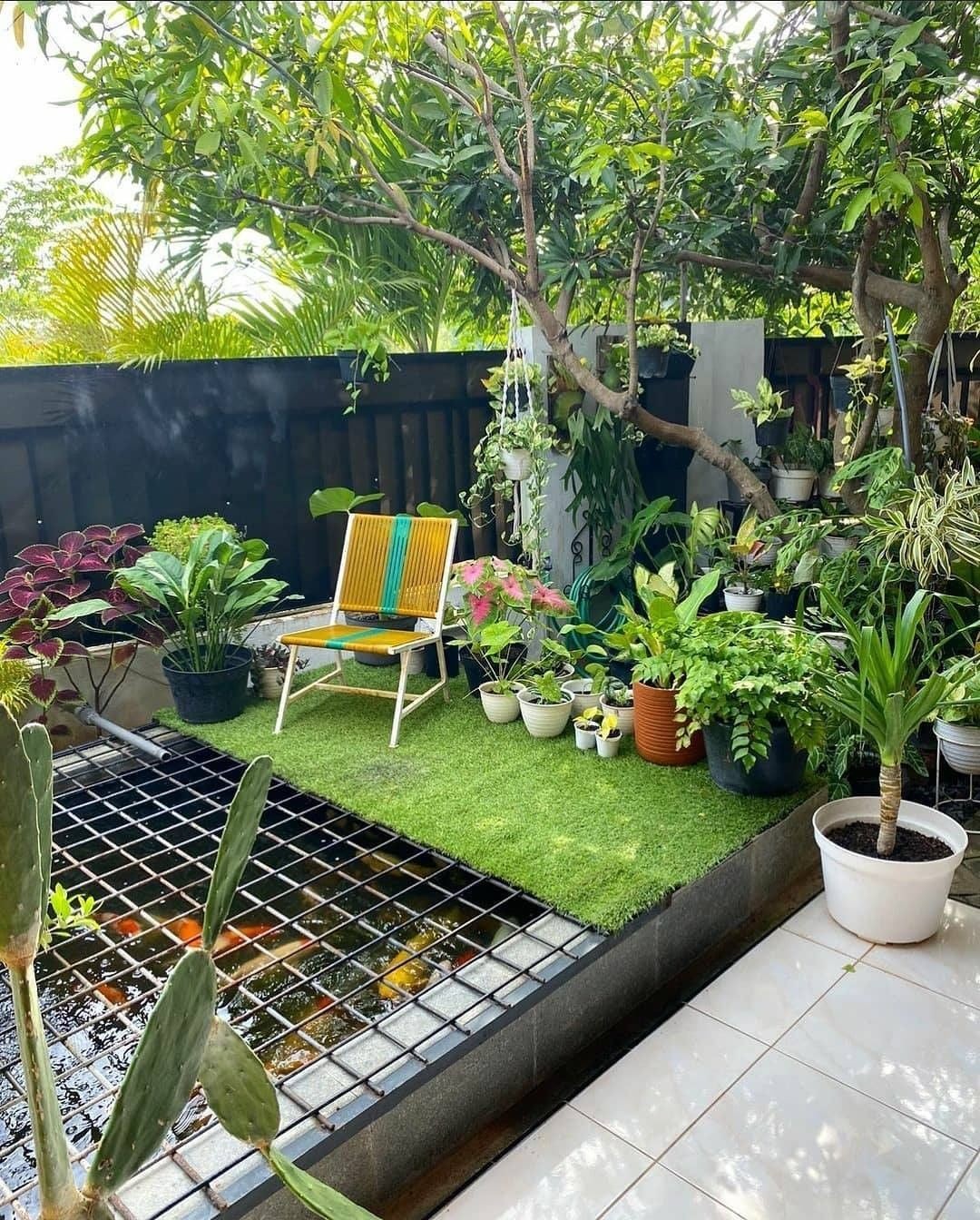 4. Desain Taman Bunga Minimalis dengan Kolam Ikan dan Rumput Sintetis