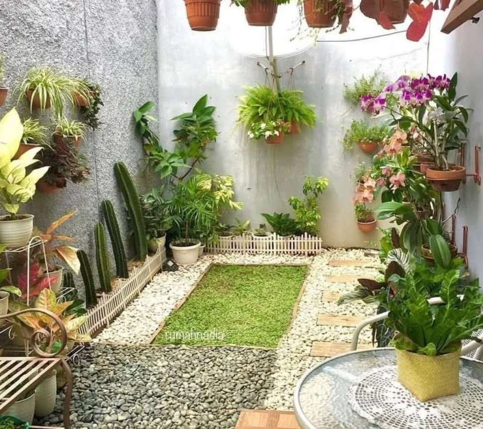 5. Desain Taman Bunga Minimalis dengan Rumput dan Kerikil