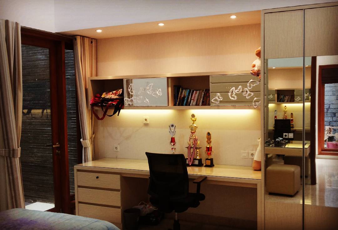 1. Desain Meja Belajar Motif Kayu dengan Aksen Lampu Kuning